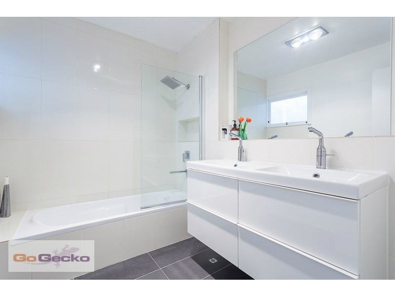 38 Oatland Crescent, Holland Park West QLD 4121