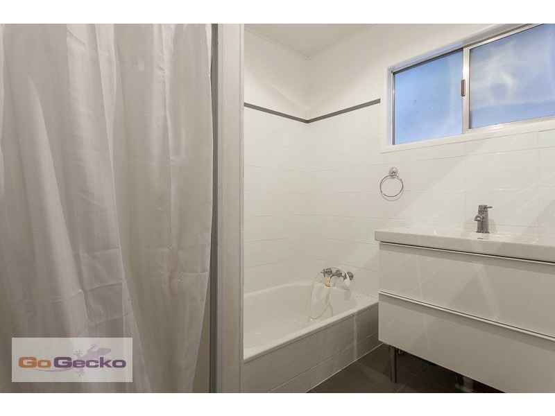 82 Lancelot Street, Tennyson QLD 4105