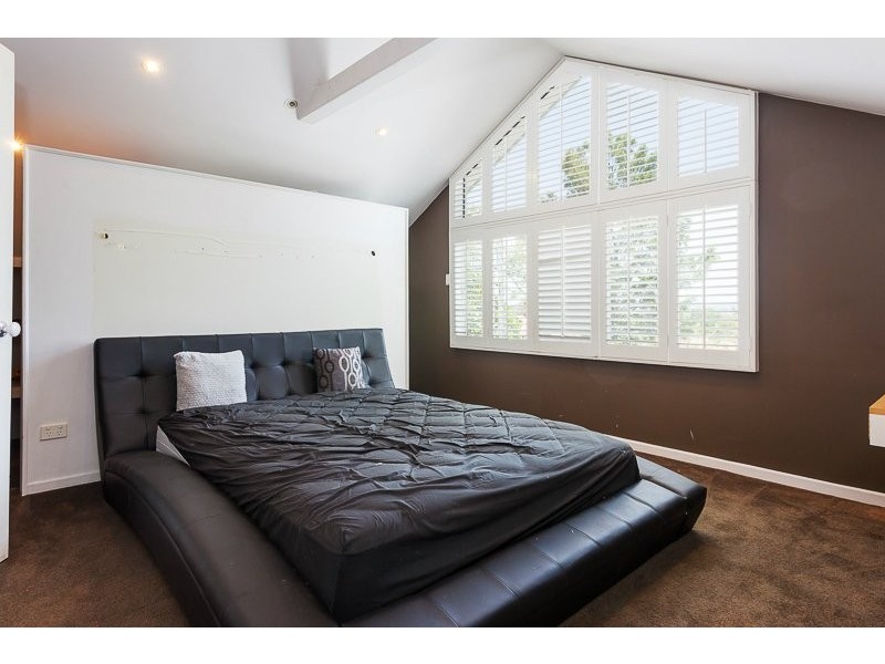 10 Burlington Street, Holland Park QLD 4121