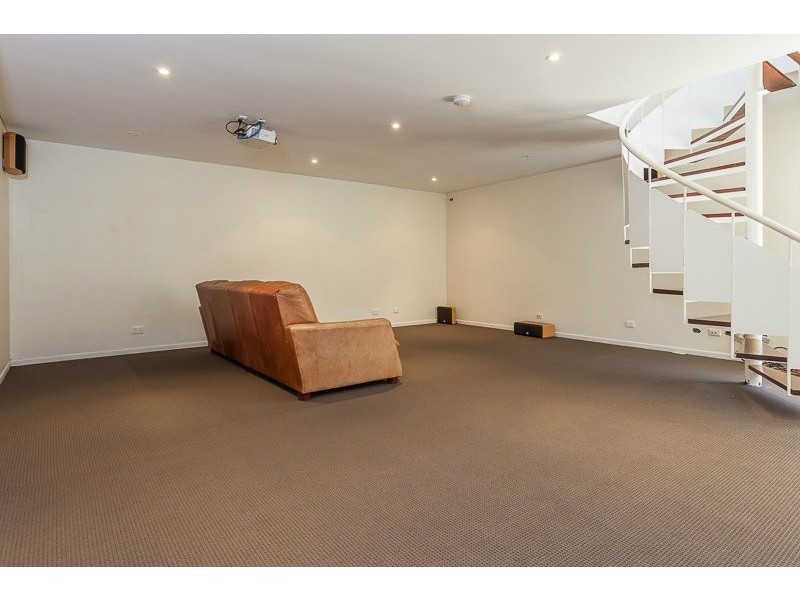 10 Burlington Street, Holland Park QLD 4121