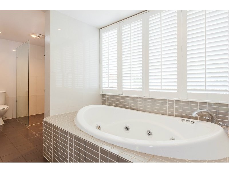 10 Burlington Street, Holland Park QLD 4121