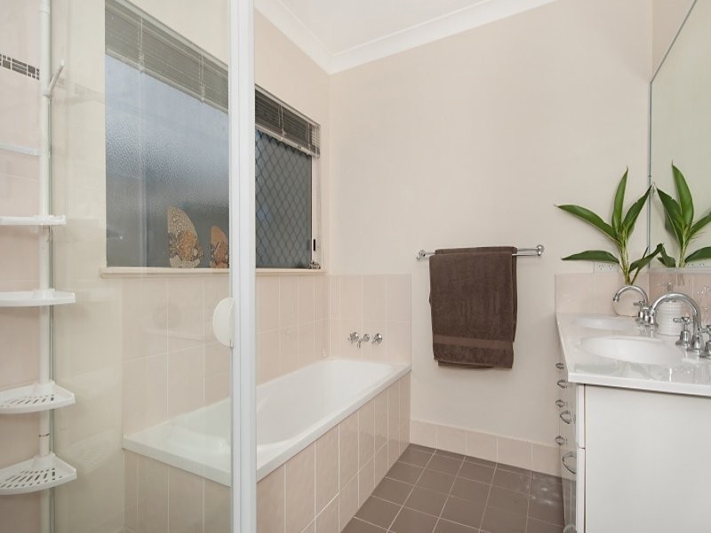 6 Lyndon Close, Bentley Park QLD 4869