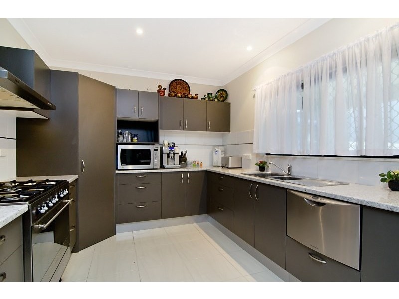 8 Norfolk Close, Holloways Beach QLD 4878