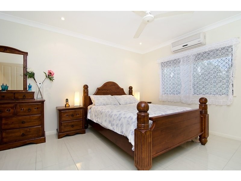 8 Norfolk Close, Holloways Beach QLD 4878