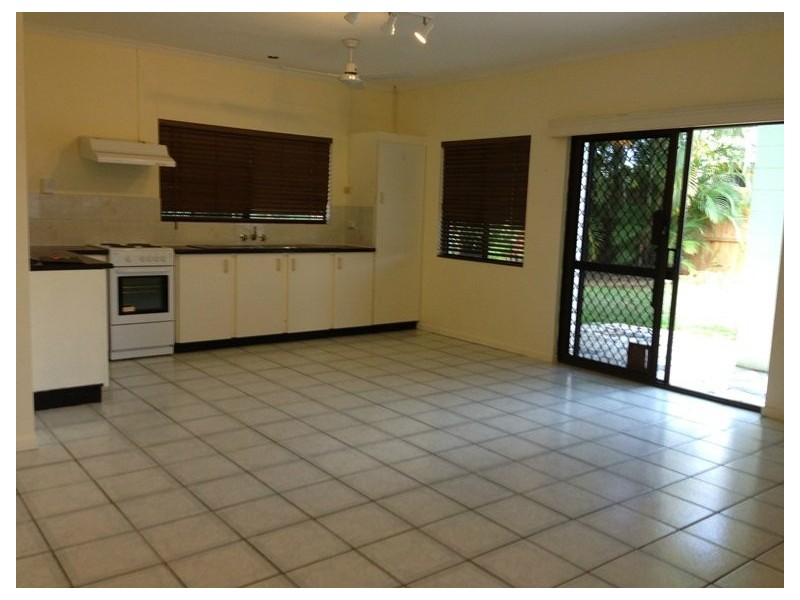 2/10 Tristania St, Holloways Beach QLD 4878