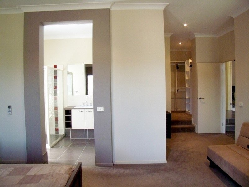 6 Yamba Street, Pacific Pines QLD 4211