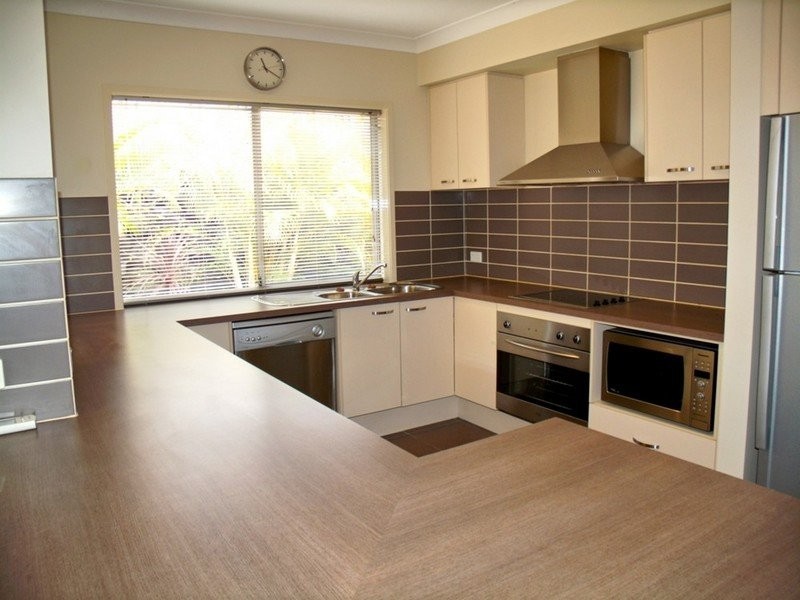 6 Yamba Street, Pacific Pines QLD 4211