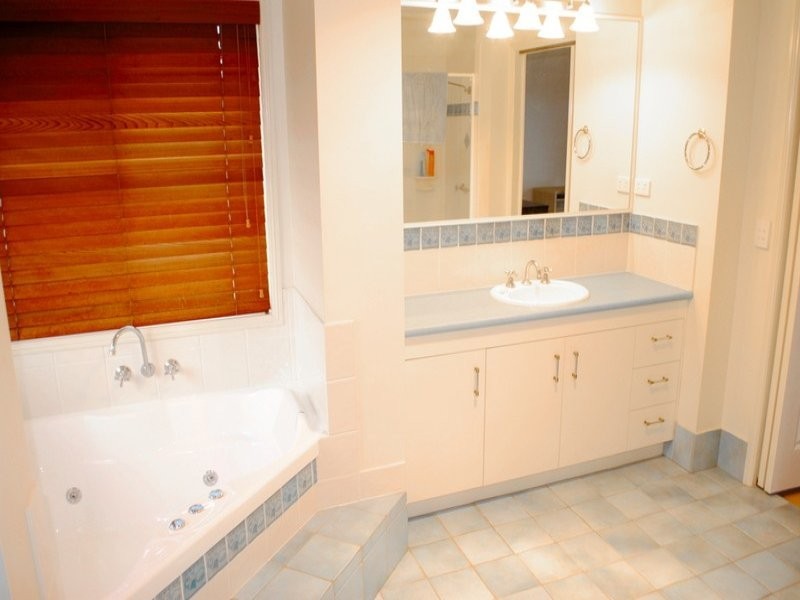 18 Penrhyn Street, Pacific Pines QLD 4211