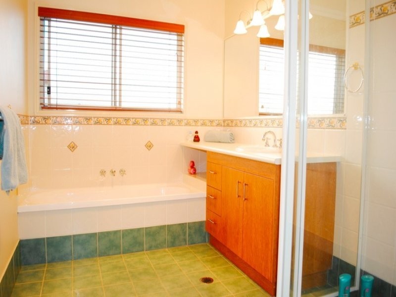 18 Penrhyn Street, Pacific Pines QLD 4211