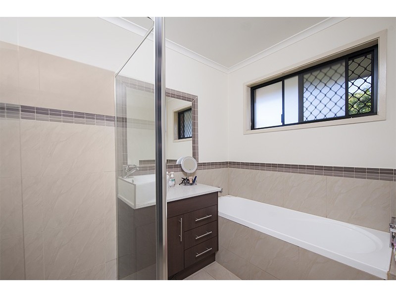 4 Lobban Court, Highland Park QLD 4211