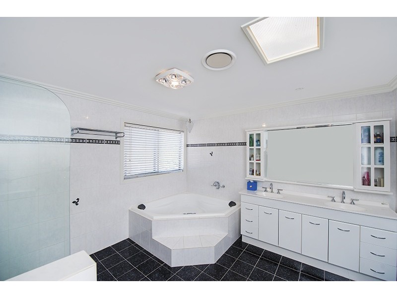 105 Crestwood Drive, Molendinar QLD 4214