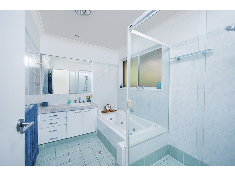 2 Kilmarnock Close, Highland Park QLD 4211