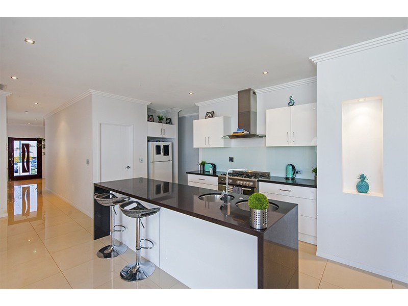 13 Kabi Place, Pacific Pines QLD 4211