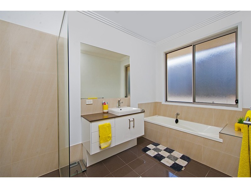 13 Kabi Place, Pacific Pines QLD 4211