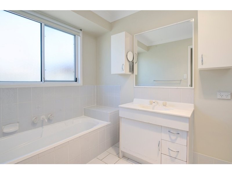 1/7 Jannie Crt, Labrador QLD 4215