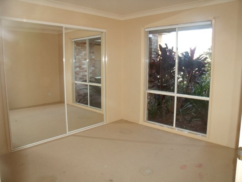16 Beerwah St, Pacific Pines QLD 4211