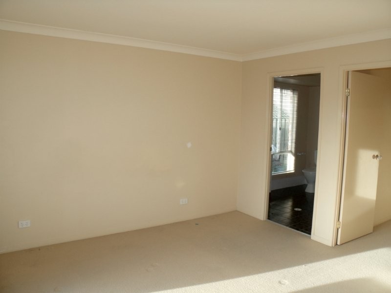 16 Beerwah St, Pacific Pines QLD 4211