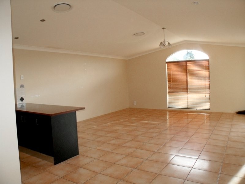 16 Beerwah St, Pacific Pines QLD 4211