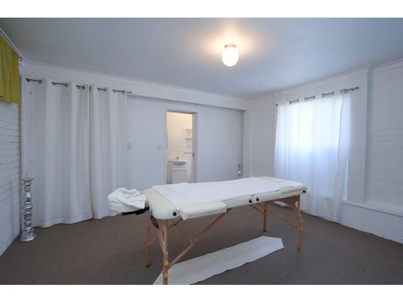 100 West Burleigh Road, Burleigh Heads QLD 4220