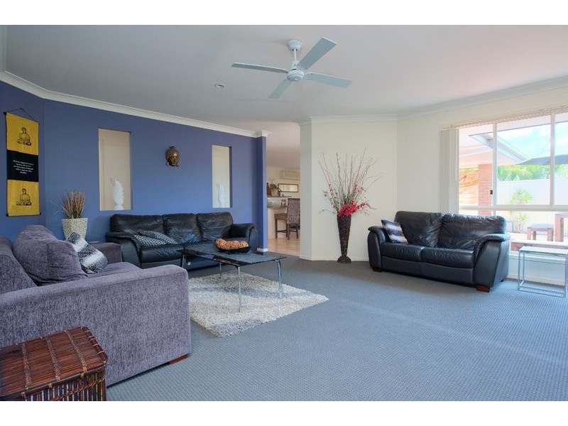 7 Buffalo Cres, Pacific Pines QLD 4211