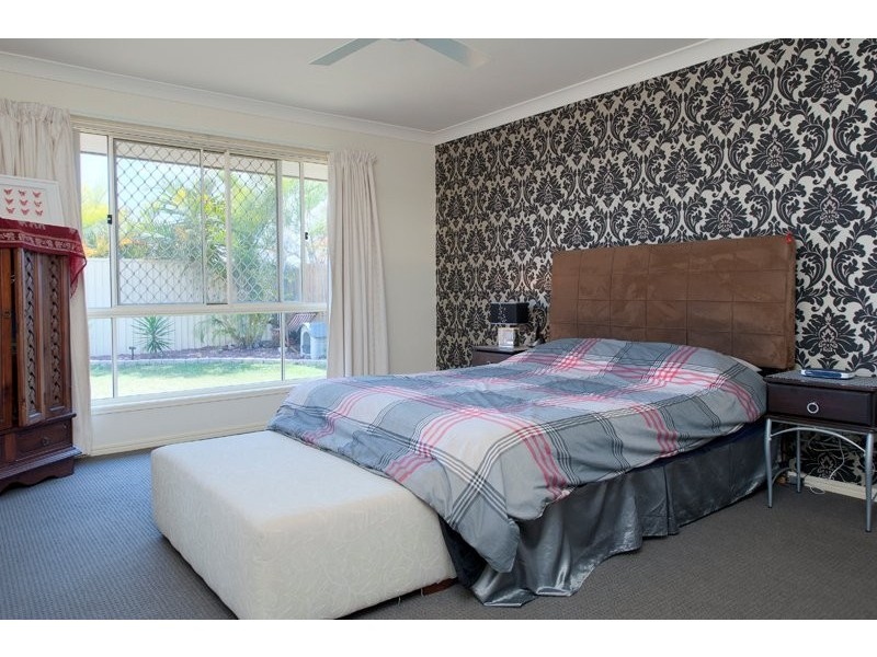 7 Buffalo Cres, Pacific Pines QLD 4211