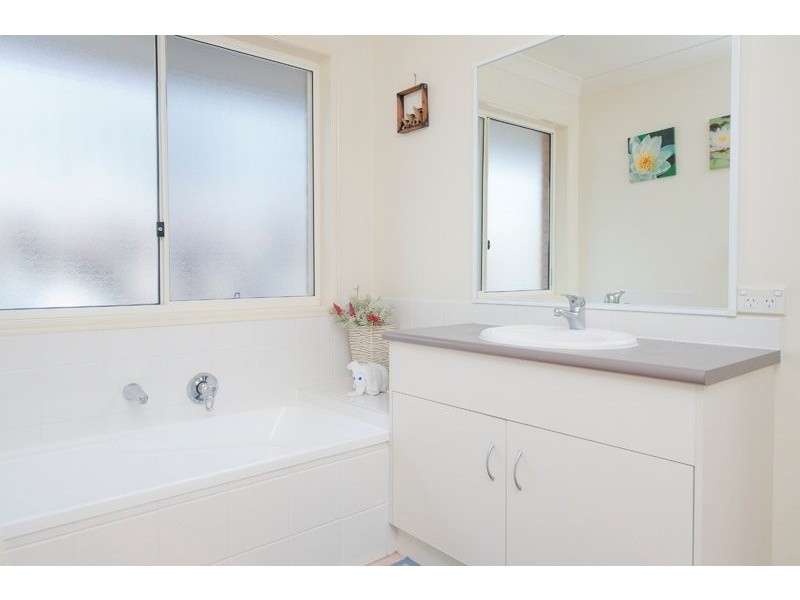 7 Buffalo Cres, Pacific Pines QLD 4211