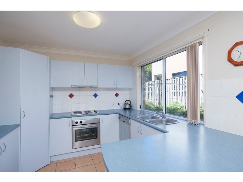 1/8 Crosby Ave, Pacific Pines QLD 4211