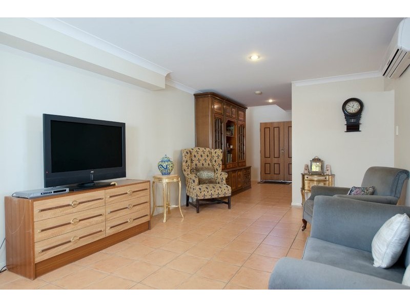 1/8 Crosby Ave, Pacific Pines QLD 4211