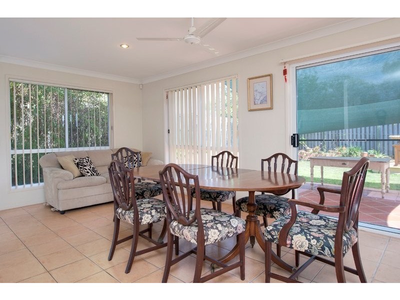 1/8 Crosby Ave, Pacific Pines QLD 4211