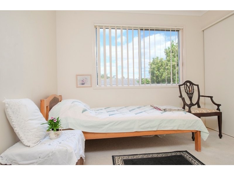 1/8 Crosby Ave, Pacific Pines QLD 4211