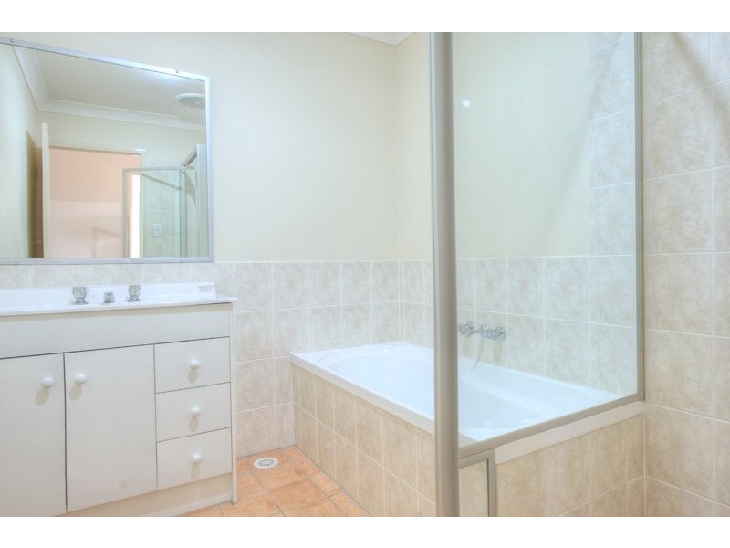 1/8 Crosby Ave, Pacific Pines QLD 4211