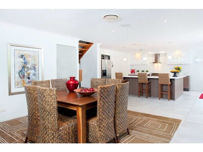 214 Crestwood Dr, Molendinar QLD 4214