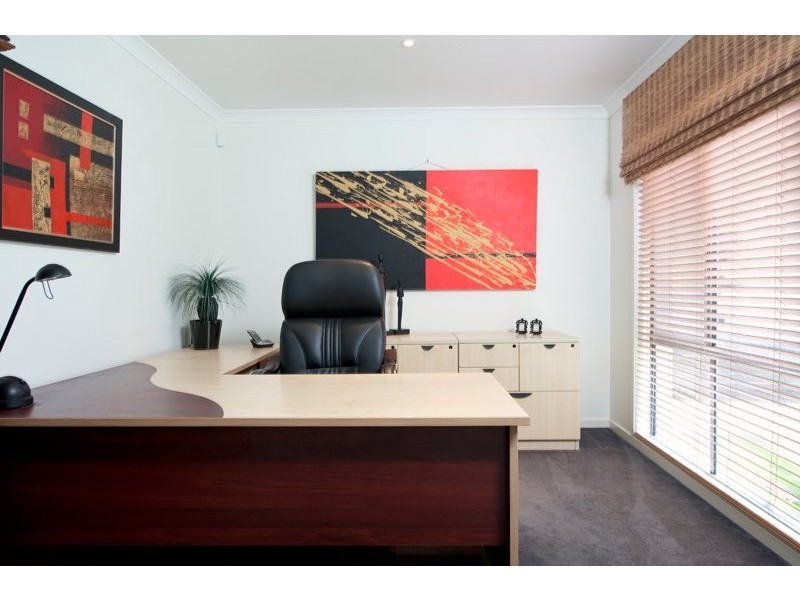 214 Crestwood Dr, Molendinar QLD 4214