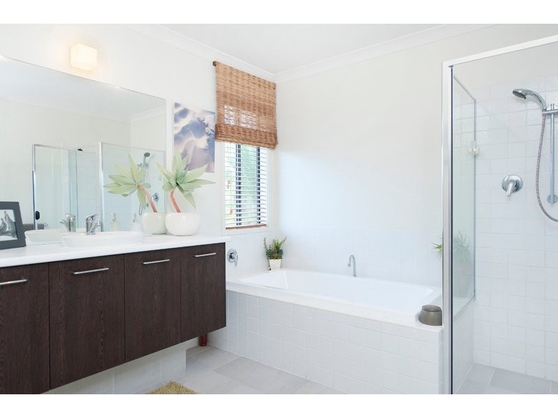 214 Crestwood Dr, Molendinar QLD 4214