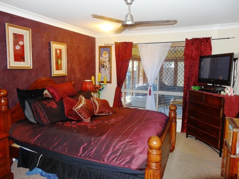 17 Hopkins Street, Petrie QLD 4502