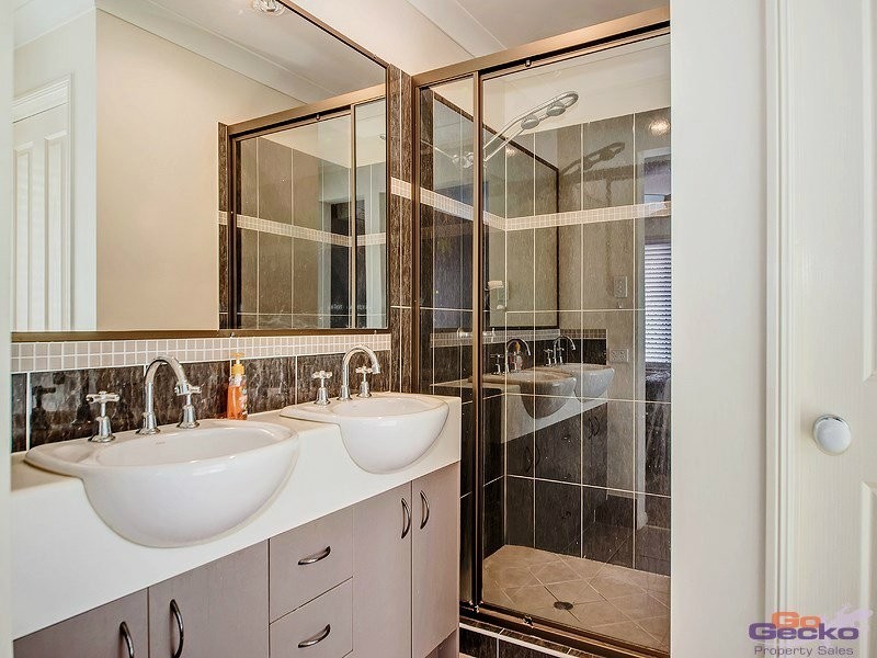 24 Dotterel Crescent, North Lakes QLD 4509