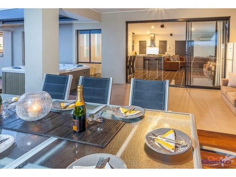 12 Eaton Close, North Lakes QLD 4509