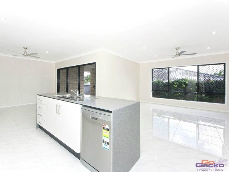 128 Bestmann Road East, Sandstone Point QLD 4511