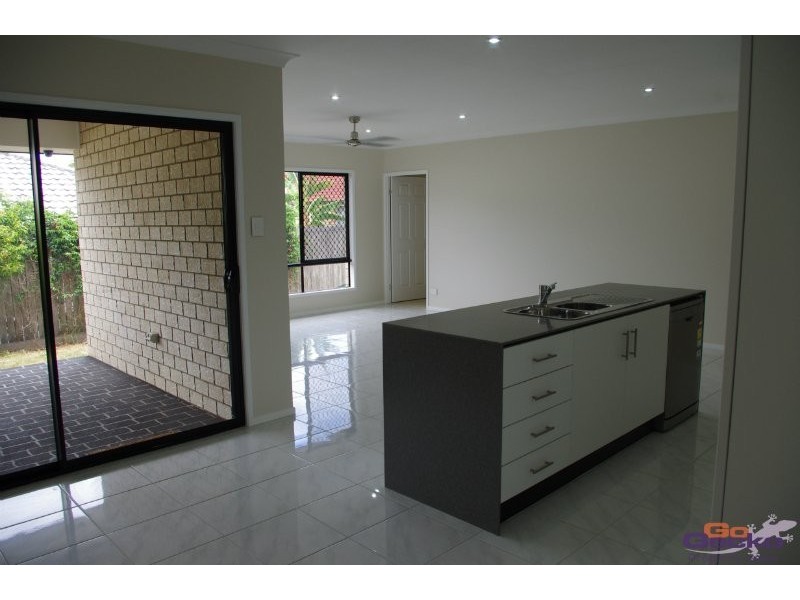 128 Bestmann Road East, Sandstone Point QLD 4511