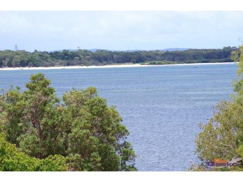 128 Bestmann Road East, Sandstone Point QLD 4511