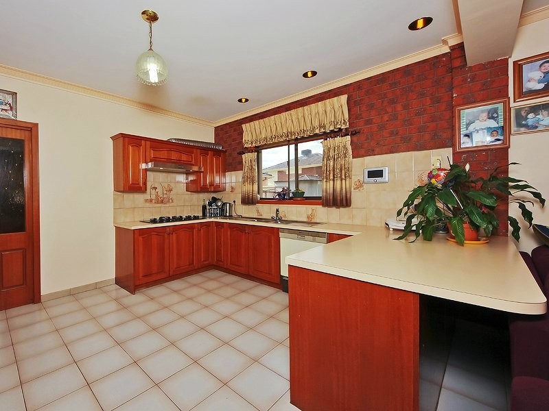 8 Claremont Crescent, Reservoir VIC 3073