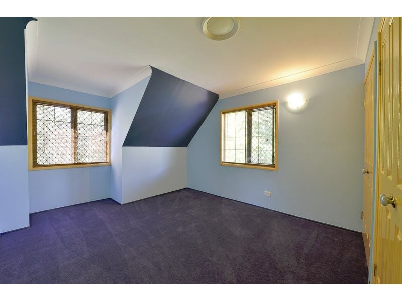 10 Hallett Avenue, Camira QLD 4300