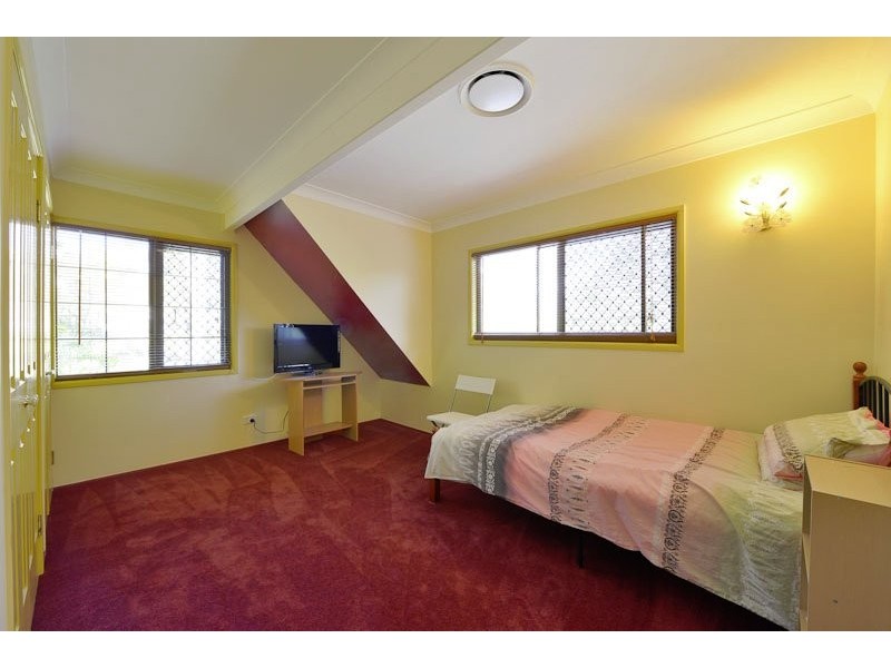 10 Hallett Avenue, Camira QLD 4300