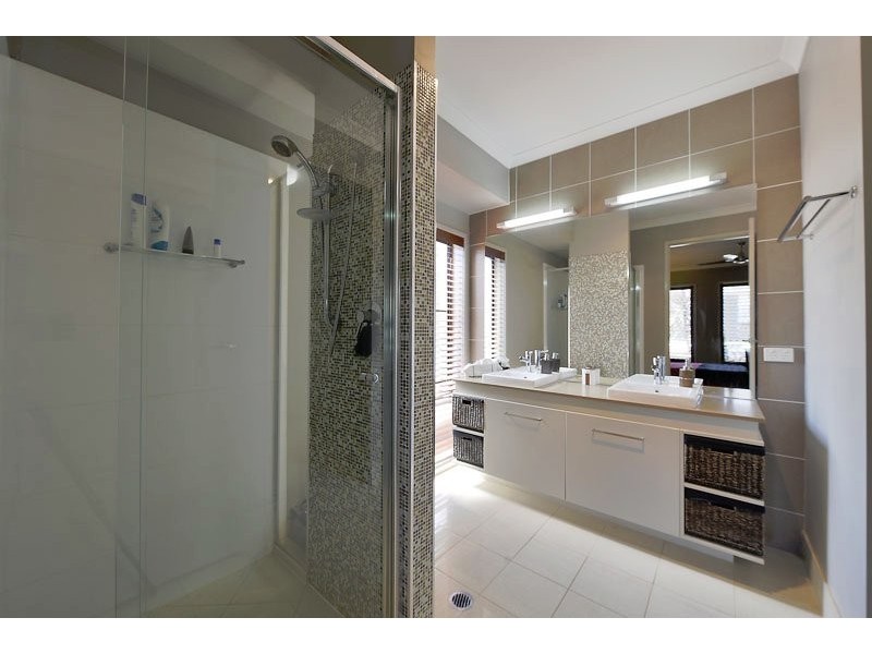 64 Lakes Entrance Drive, Springfield Lakes QLD 4300