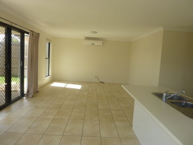 4 Hillsbourough Place, Springfield Lakes QLD 4300
