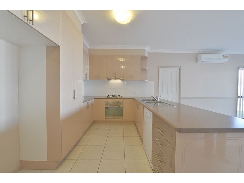 8 Sailboat Way, Springfield Lakes QLD 4300