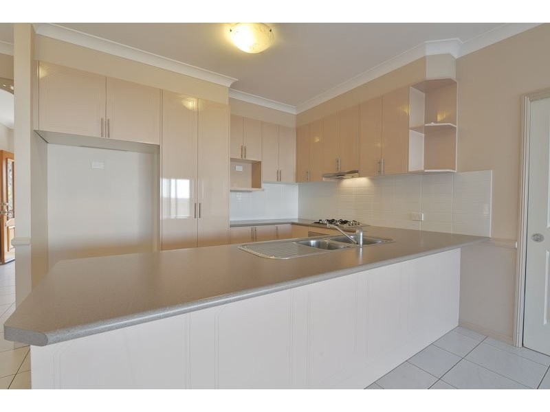 8 Sailboat Way, Springfield Lakes QLD 4300
