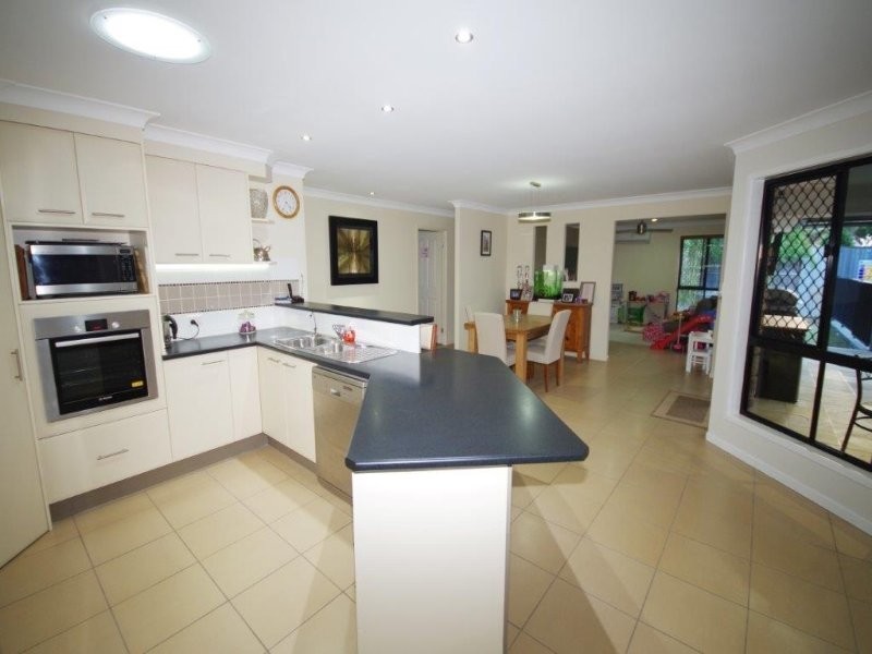 8 Dennis Close, Calamvale QLD 4116