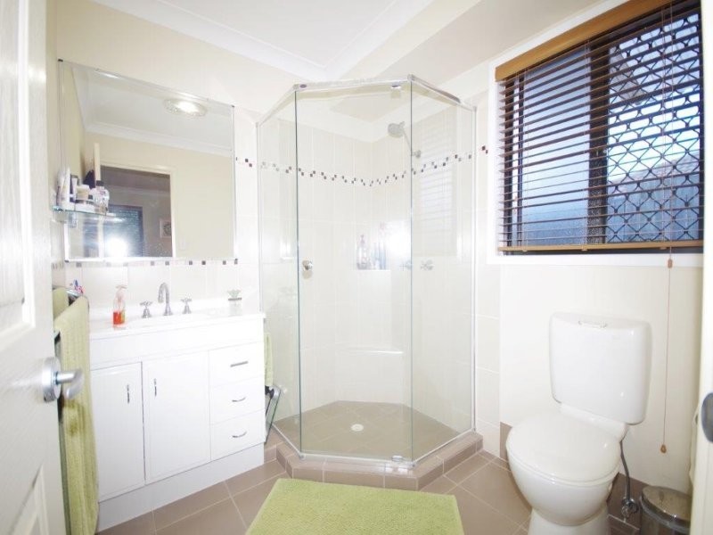 8 Dennis Close, Calamvale QLD 4116