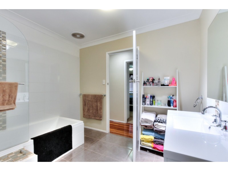 5 Poincettia Street, Kingston QLD 4114